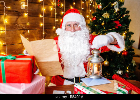 Santa Claus ist die Vorbereitung auf Weihnachten, Lesung Briefe der Kinder. Mail von Santa Claus. Weihnachtsdekoration. Stockfoto