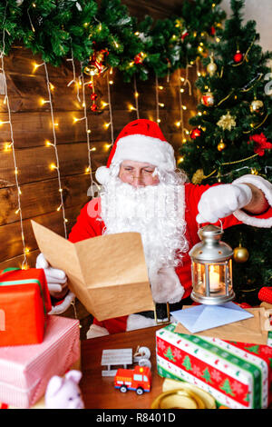 Santa Claus ist die Vorbereitung auf Weihnachten, Lesung Briefe der Kinder. Mail von Santa Claus. Weihnachtsdekoration. Stockfoto