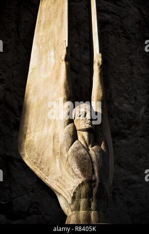 Goldfarbene Statue erreichen in den Himmel. Stockfoto