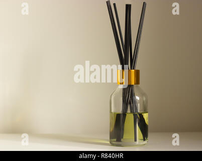 Aromatherapie Duft Diffusor mit schwarzen Holzstäbchen Stockfoto