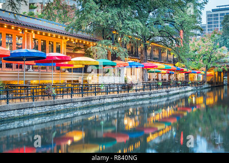 Restaurant Terrasse am San Antonio River Walk in San Antonio Texas USA. Stockfoto