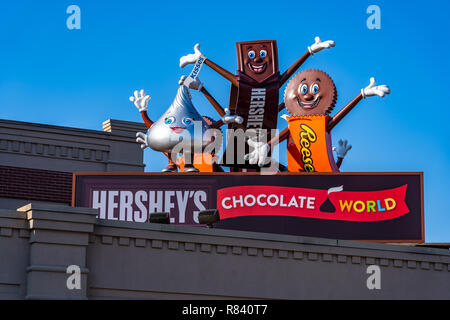 Hershey, PA, USA - Dezember 11, 2018: Hershey Candy Zeichen wellenartig vom Dach am Eingang zu Schokolade weltweit. Stockfoto
