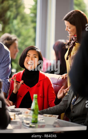 Gerne Kollegen diskutieren über Mittagessen in einem Restaurant. Stockfoto