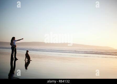 Paar aus Blick auf das Meer bei Sonnenuntergang. Stockfoto