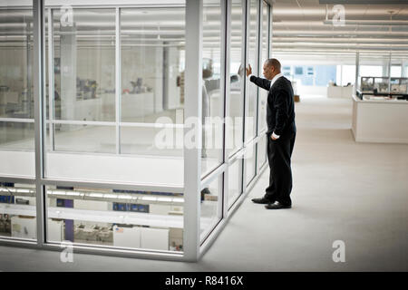 Geschäftsmann auf einem Atrium in seinem Büro. Stockfoto