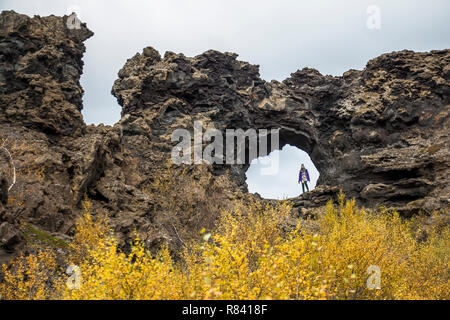 Dimmuborgir lava arch Bohrung auf Wanderweg, Island Stockfoto