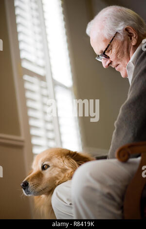 Ältere Mann mit seinem Hund Stockfoto