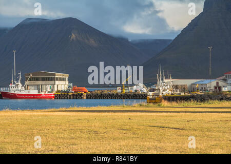 Kleiner Hafen in Flateyri, Stadt im Westen Fjorde in Island Stockfoto