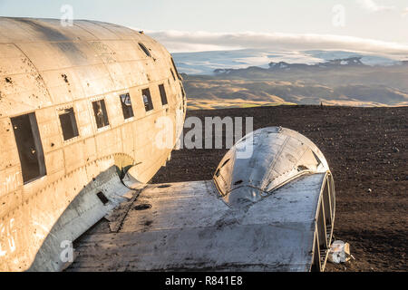 Die berühmten Flugzeug Wrack DC-3 nach Sonnenaufgang in Island Stockfoto