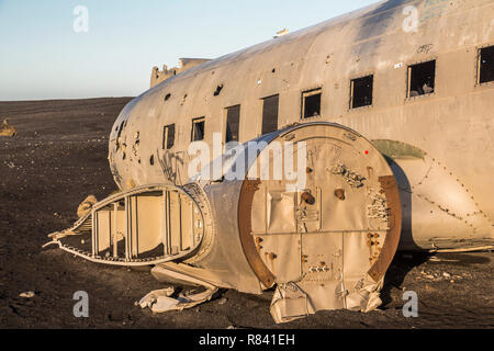 Die berühmten Flugzeug Wrack DC-3 nach Sonnenaufgang in Island Stockfoto