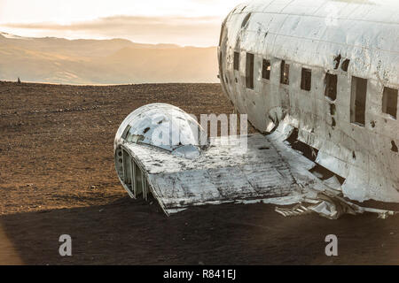 Die berühmten Flugzeug Wrack DC-3 nach Sonnenaufgang in Island Stockfoto