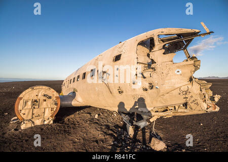 Die berühmten Flugzeug Wrack DC-3 nach Sonnenaufgang in Island Stockfoto