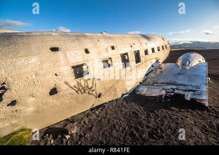 Die berühmten Flugzeug Wrack DC-3 nach Sonnenaufgang in Island Stockfoto