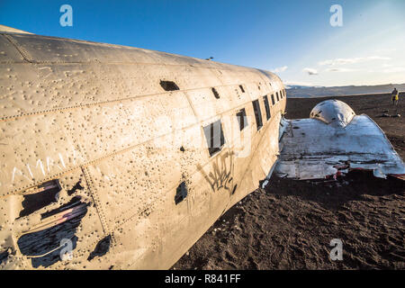 Die berühmten Flugzeug Wrack DC-3 nach Sonnenaufgang in Island Stockfoto