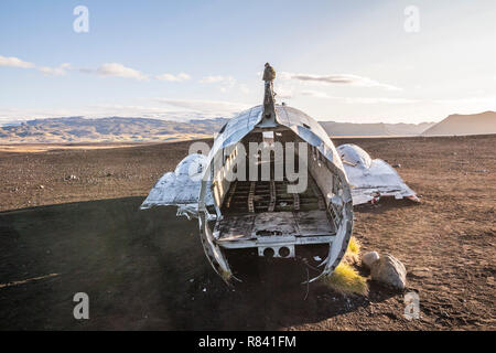 Die berühmten Flugzeug Wrack DC-3 nach Sonnenaufgang in Island Stockfoto