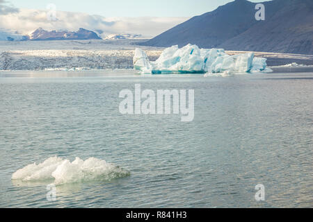 Eisbergs im ruhigen Wasser der Gletscherlagune Jokulsarlon in Island Stockfoto