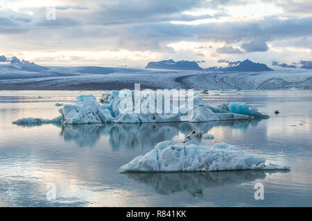 Eisbergs im ruhigen Wasser der Gletscherlagune Jokulsarlon in Island Stockfoto
