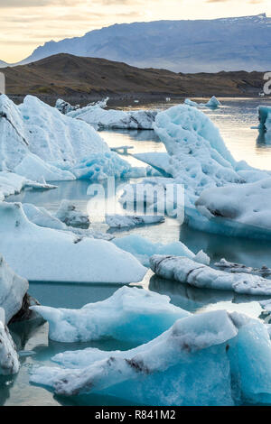 Eisbergs in Gletscherlagune Jokulsarlon vor Sonnenuntergang Stockfoto