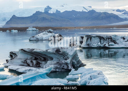 Eisbergs in Gletscherlagune Jokulsarlon vor Sonnenuntergang Stockfoto