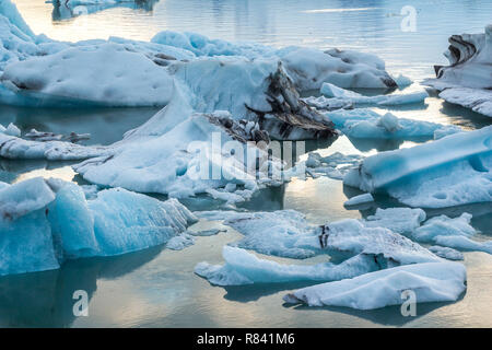 Eisbergs in Gletscherlagune Jokulsarlon vor Sonnenuntergang Stockfoto
