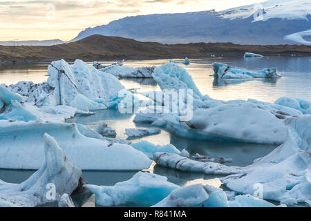 Eisbergs in Gletscherlagune Jokulsarlon vor Sonnenuntergang Stockfoto
