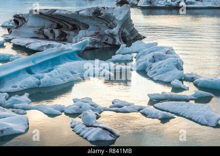 Eisbergs in Gletscherlagune Jokulsarlon vor Sonnenuntergang Stockfoto