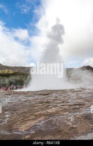 Geysir Strokkur in Island bricht Stockfoto