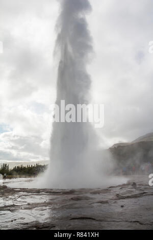 Geysir Strokkur in Island bricht Stockfoto