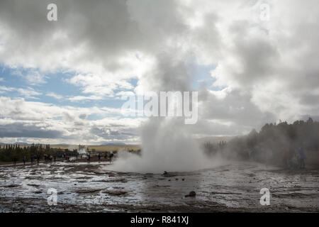 Geysir Strokkur in Island bricht Stockfoto