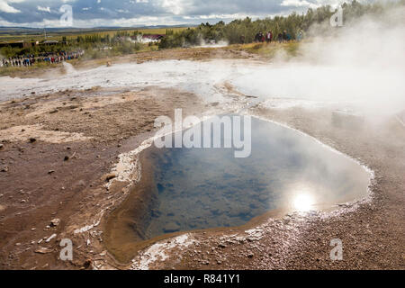 Geothermie Pools mit heissem Dampf in Strokkur - Island Stockfoto