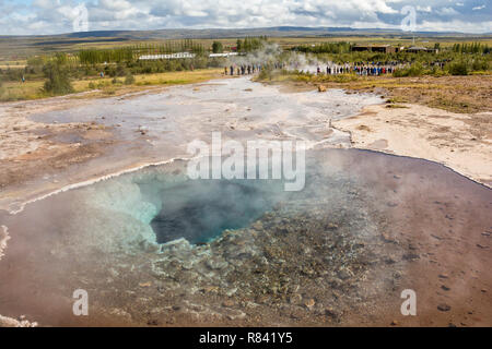 Geothermie Pools mit heissem Dampf in Strokkur - Island Stockfoto