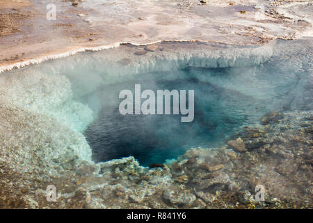 Geothermie Pools mit heissem Dampf in Strokkur - Island Stockfoto