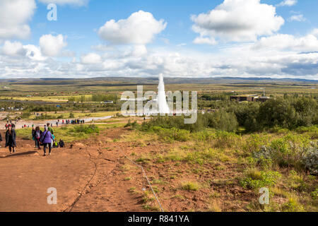 Geysir Strokkur Blick von oben und weit in Island Stockfoto