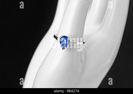 Eine brillante blauer Saphir teardrop und Diamond 14 Karat Weißgold Ring im Display Stockfoto