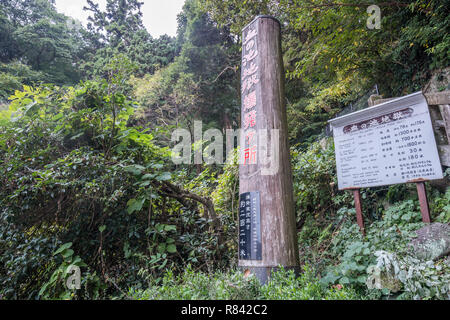 Beppu, Oita, Japan, November 8, 2018: Chinoike Jigoku (Blut Teich Hölle) Teich im Herbst, einer der berühmten Thermalquellen Viewpoint, repr Stockfoto