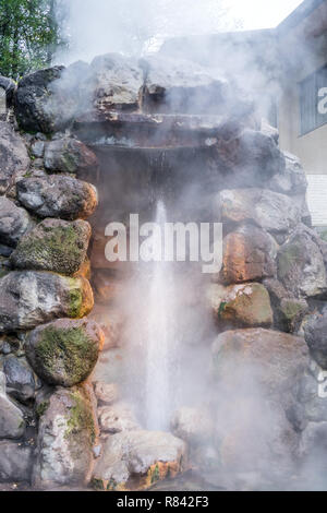 Beppu, Oita, Japan, November 8, 2018: Tatsumaki Jigoku (Tornado Hölle) Brunnen im Herbst, einer der berühmten Thermalquellen Viewpoint, re Stockfoto