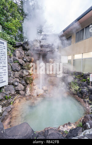 Beppu, Oita, Japan, November 8, 2018: Tatsumaki Jigoku (Tornado Hölle) Brunnen im Herbst, einer der berühmten Thermalquellen Viewpoint, re Stockfoto