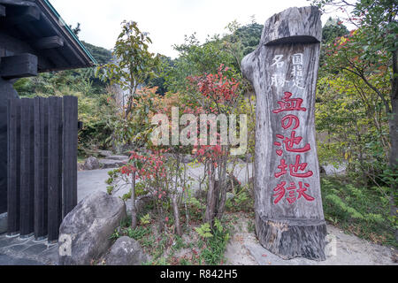 Beppu, Oita, Japan, November 8, 2018: Chinoike Jigoku (Blut Teich Hölle) Teich im Herbst, einer der berühmten Thermalquellen Viewpoint, repr Stockfoto