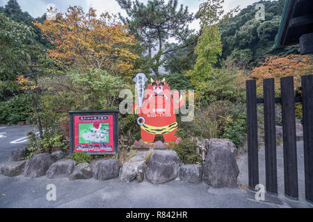 Beppu, Oita, Japan, November 8, 2018: Chinoike Jigoku (Blut Teich Hölle) Teich im Herbst, einer der berühmten Thermalquellen Viewpoint, repr Stockfoto