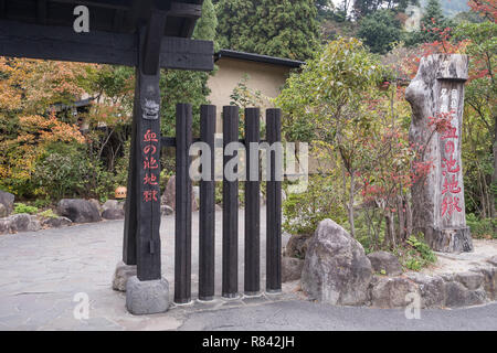 Beppu, Oita, Japan, November 8, 2018: Chinoike Jigoku (Blut Teich Hölle) Teich im Herbst, einer der berühmten Thermalquellen Viewpoint, repr Stockfoto