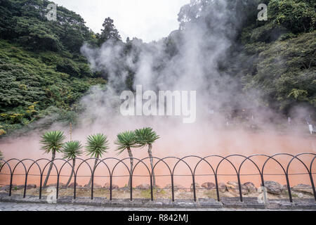 Beppu, Oita, Japan, November 8, 2018: Chinoike Jigoku (Blut Teich Hölle) Teich im Herbst, einer der berühmten Thermalquellen Viewpoint, repr Stockfoto