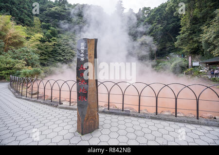 Beppu, Oita, Japan, November 8, 2018: Chinoike Jigoku (Blut Teich Hölle) Teich im Herbst, einer der berühmten Thermalquellen Viewpoint, repr Stockfoto