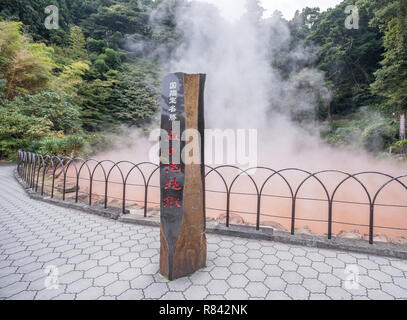 Beppu, Oita, Japan, November 8, 2018: Chinoike Jigoku (Blut Teich Hölle) Teich im Herbst, einer der berühmten Thermalquellen Viewpoint, repr Stockfoto