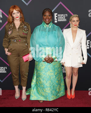 Prominente Sorgen der Menschen Choice Awards Ankünfte an Barker Hangar. Mit: Christina Hendricks, Retta, Mae Whitman Wo: Los Angeles, Kalifornien, Vereinigte Staaten, wenn: 11. Nov. 2018 Credit: Brian/WENN.com Stockfoto