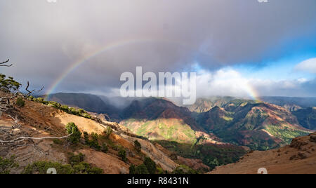 Voller Regenbogen über Waime Canyon, Kauai, Hawaii Stockfoto