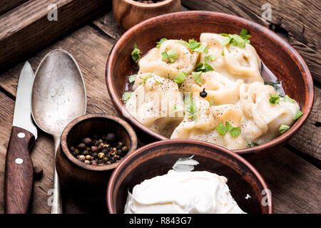 Traditionelles Gericht Pelmeni. Fleisch Knödel auf Holz rustikale Hintergrund. Russische Küche Stockfoto