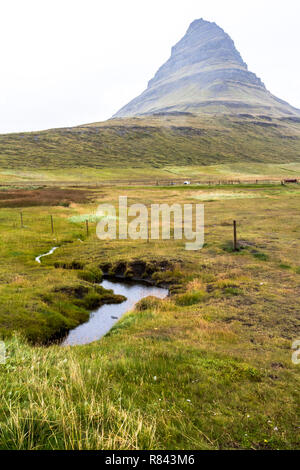 Kirkjufell Berg an regnerischen Tag, Snaefellsnes Island Stockfoto