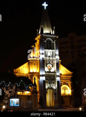 KAOHSIUNG, TAIWAN - 1. DEZEMBER 2018: die Nacht des Heiligen Rosenkranzes Kathedrale. 1860 erbaut, ist die älteste katholische Kirche in Taiwan. Stockfoto