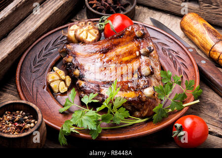 Köstliches vom Grill Grill Schweinefleisch Rippe auf der Platte. Spareribs amerikanische Küche. Stockfoto
