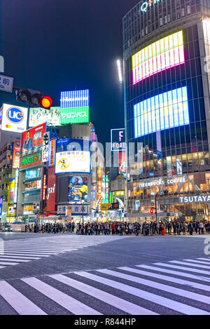 Fußgänger an der Ampel auf Shibuya Straße. Shibuya Crossing ist einer der verkehrsreichsten Fussgängerstreifen in der Welt. Stockfoto